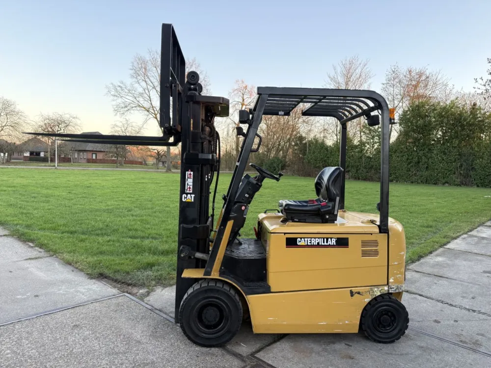 Koop Online Caterpillar 2500KG elektrisch triplex 4.7M Sideshift 4000uur